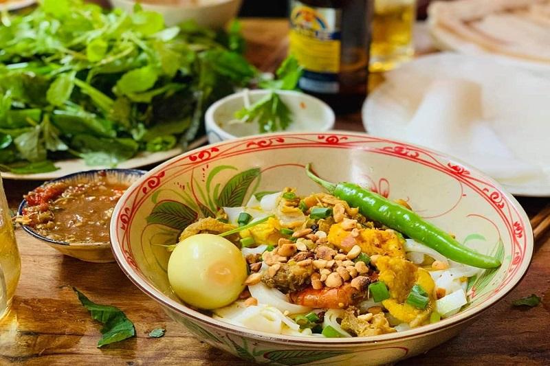 Bat mi quang thap cam day du topping o Da Nang hap dan